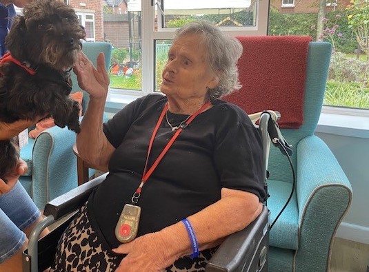 A resident talks to the therapy dog.